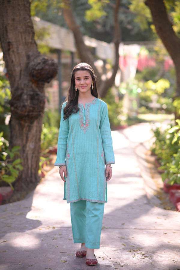 Crinkle Embroidered 2pc Suit 4629